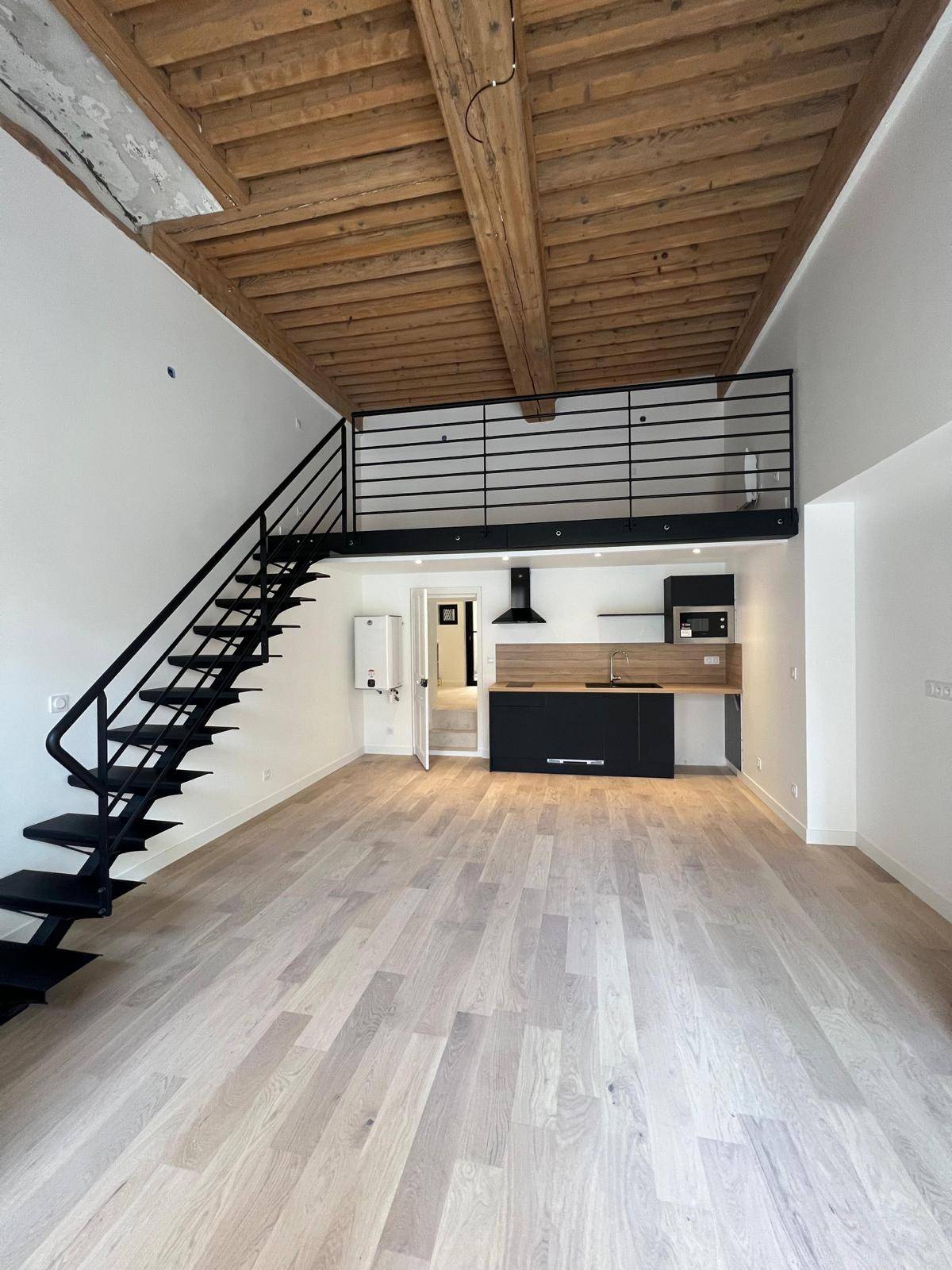 Travaux de rénovation d’un T2. 40m2 avec  démolition, placo, plomberie, électricité, carrelage, parquet, peinture et cuisine à Lyon